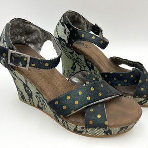 TOMS Strappy High Wedge Polka Dot Black Lace Over Green Background Size‎ 7.5